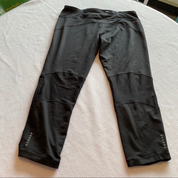 Nike Cropped Leggings - Picture 8 of 9